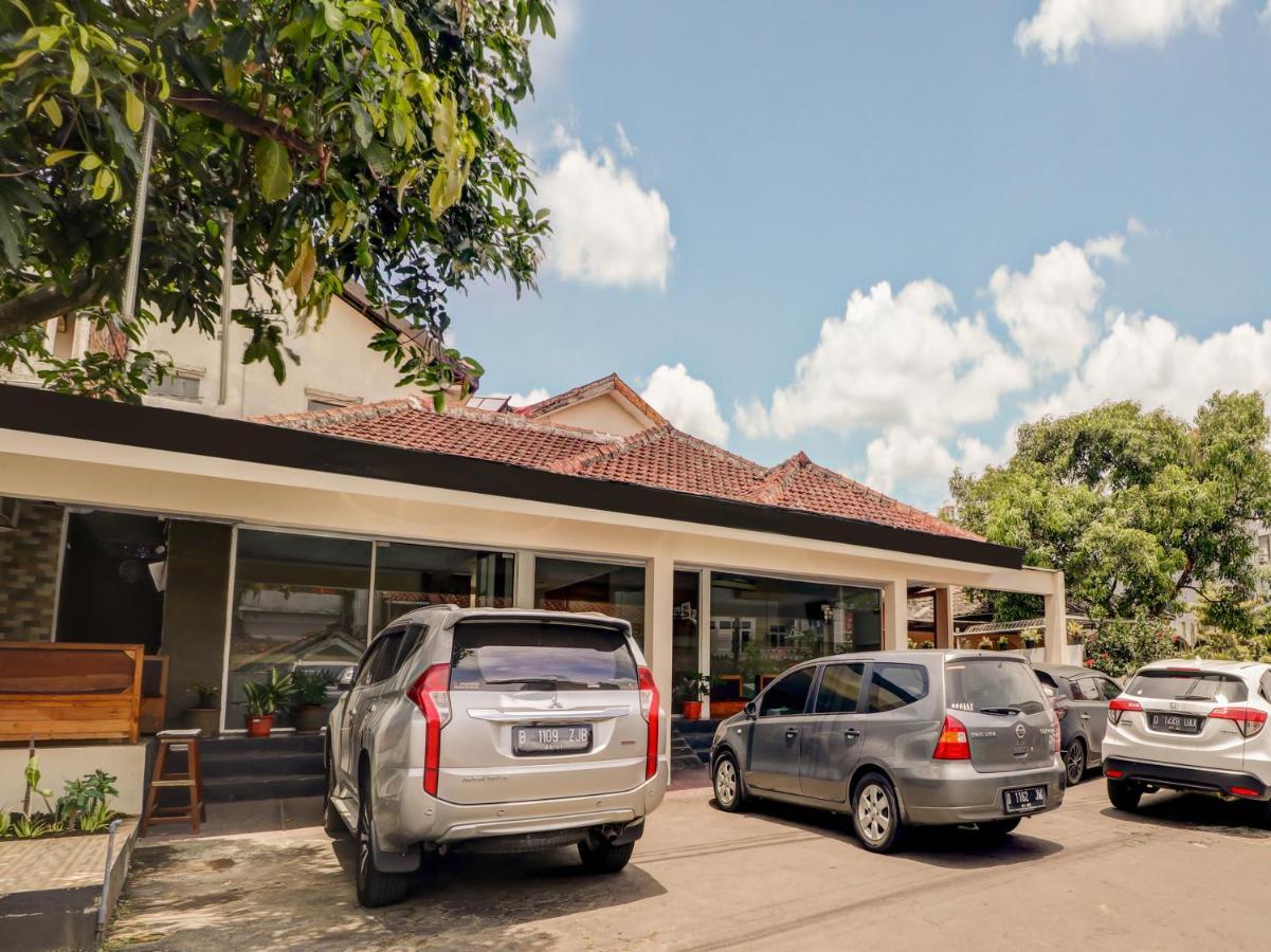 Oyo 3341 Ten Guest House บันดุง ภายนอก รูปภาพ