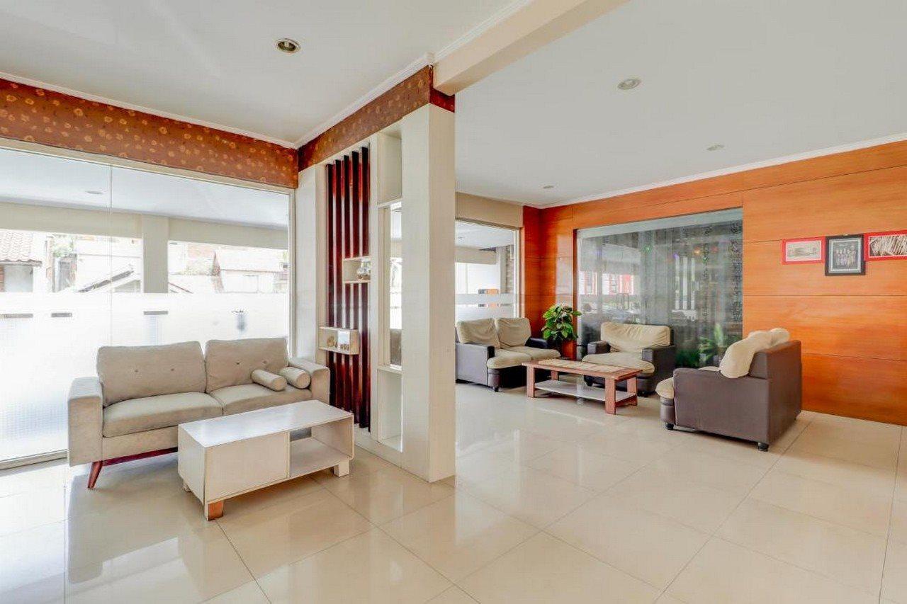 Oyo 3341 Ten Guest House บันดุง ภายนอก รูปภาพ